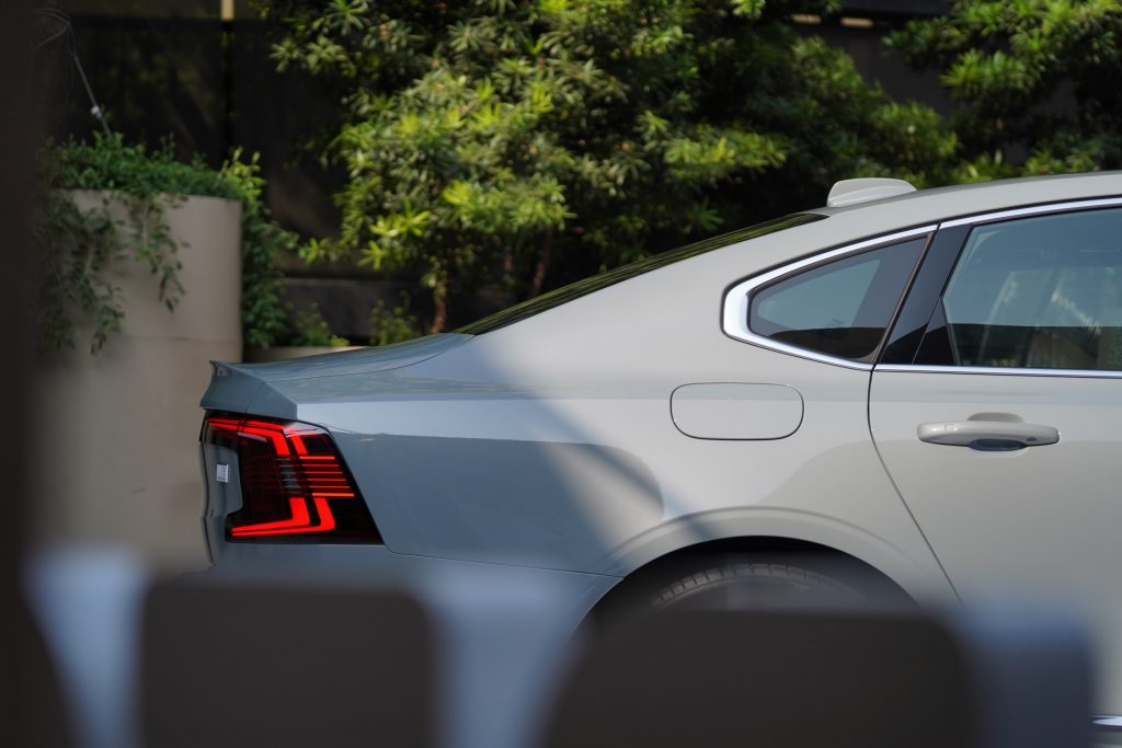 Volvo S90 T8 ngoại thất đuôi xe Scandinavia